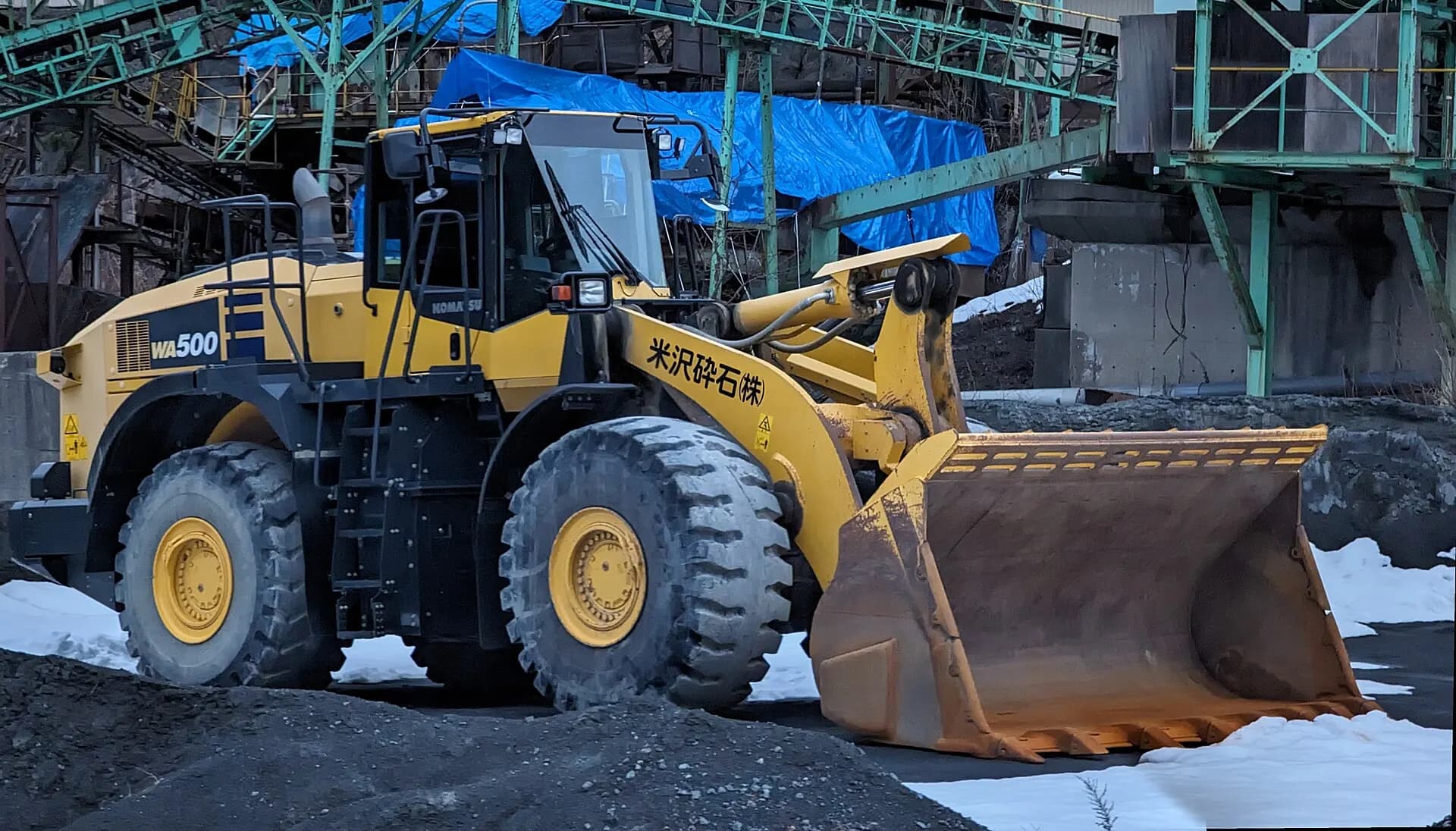 Large wheel loader working with gravel